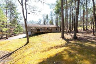 Ranch offers one-level living with extra space and lake access
