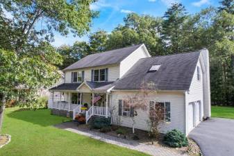 Modern colonial in a great location