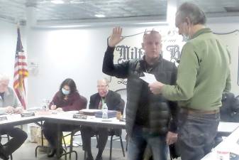 Andrew Jorgenson is sworn into office by Mayor Sean Strub to fill the vacancy left bhy the resignation of Adriane Wendell (Photo by Frances Ruth Harris)