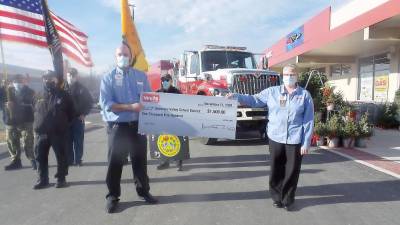 Jonathan Weis awards the Delaware Valley School District $1,500 at the supermarket’s Nov. 19 ribbon cutting.