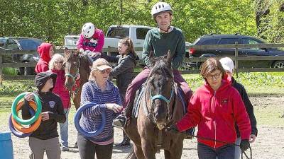 Help the horses race toward the finish line and win their ribbons today