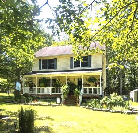 Enjoy country living with lake access