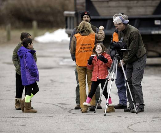Eagle Watch volunteers help the public (Photo by Stephen Davis)