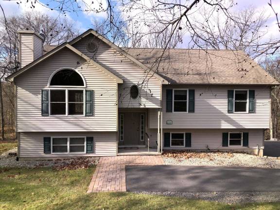 Bi-level in mint condition with lake access