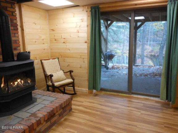 Three-bedroom lakefront home in a peaceful setting