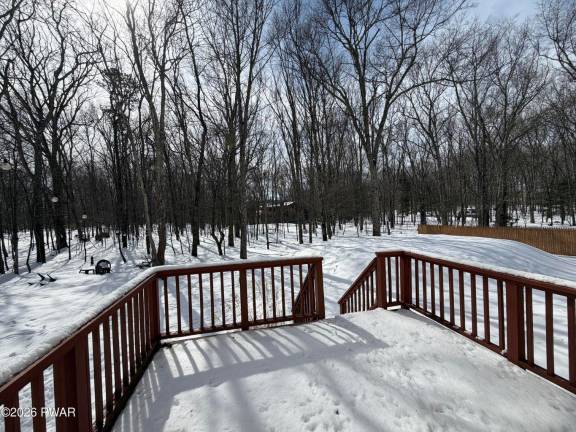 Enjoy country living with lake access