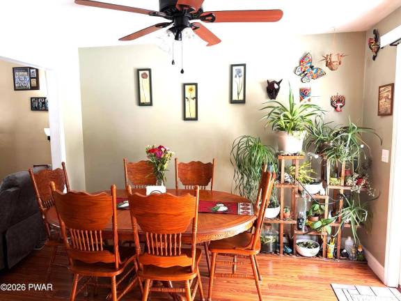 Enjoy country living with lake access