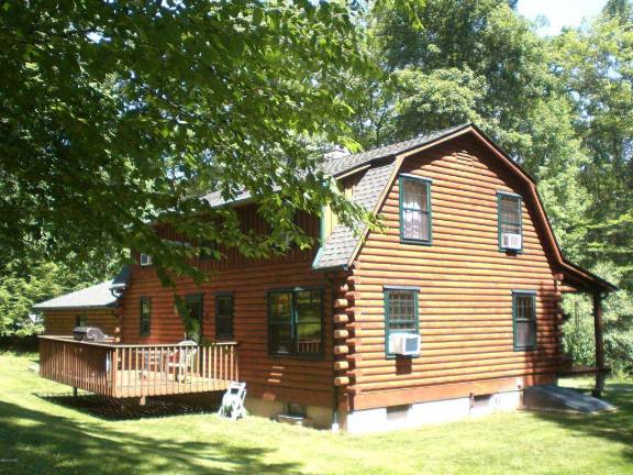 Log home with privacy and convenience