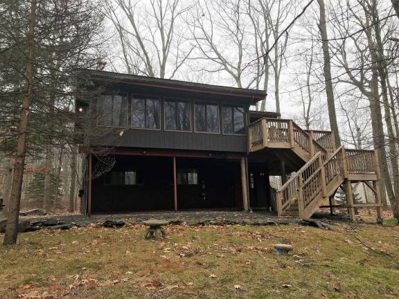 Glass-front chalet with privacy and lake access