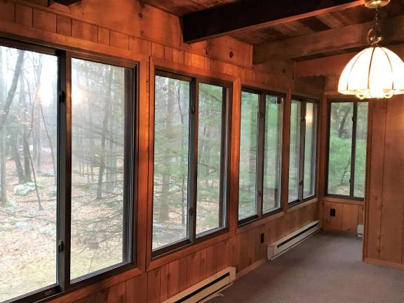 Glass-front chalet with privacy and lake access