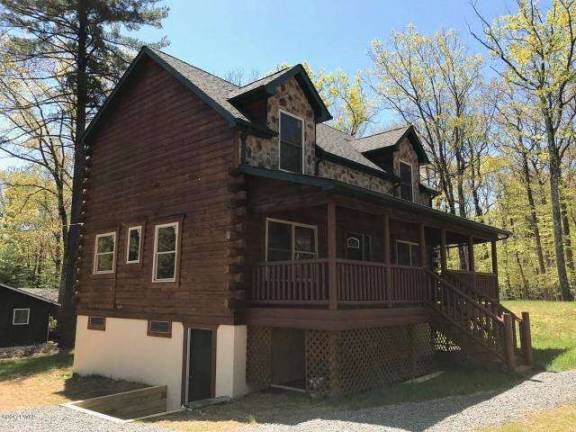 Brand new three-bedroom log and stone country cape