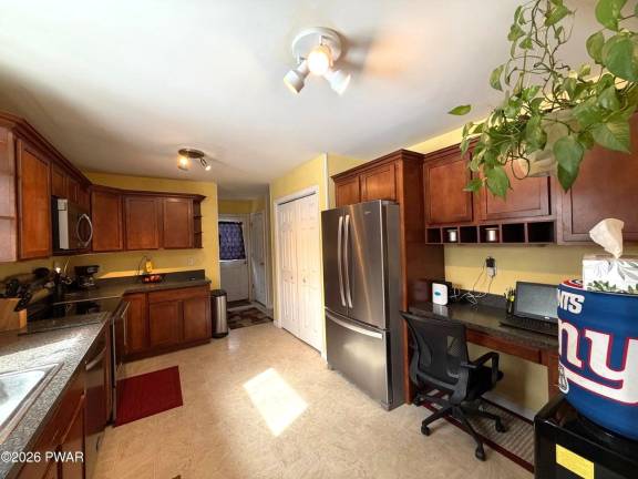 Enjoy country living with lake access