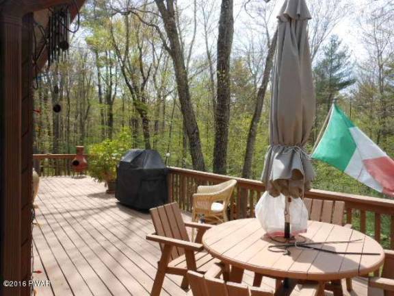 Modern three-bedroom with lake view