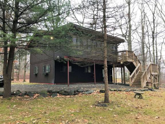 Glass-front chalet with privacy and lake access