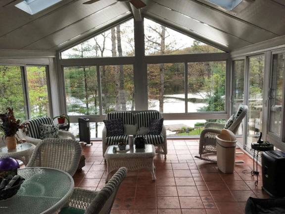 Enjoy the lake at your door