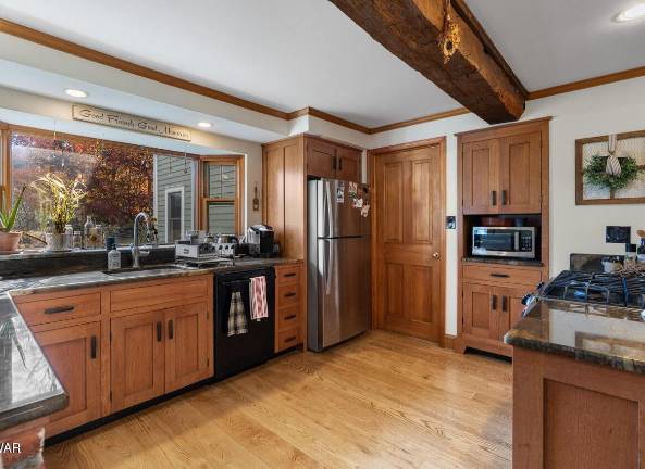 Modern, elegant farmhouse on 4+ acres