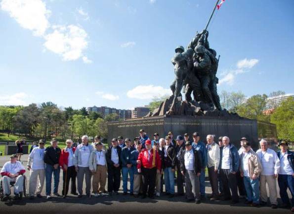 Local veterans at the World War II memorial in Washington, D.C. (Photo: Hudson Valley Honor Flight: http://hvhonorflight.com)