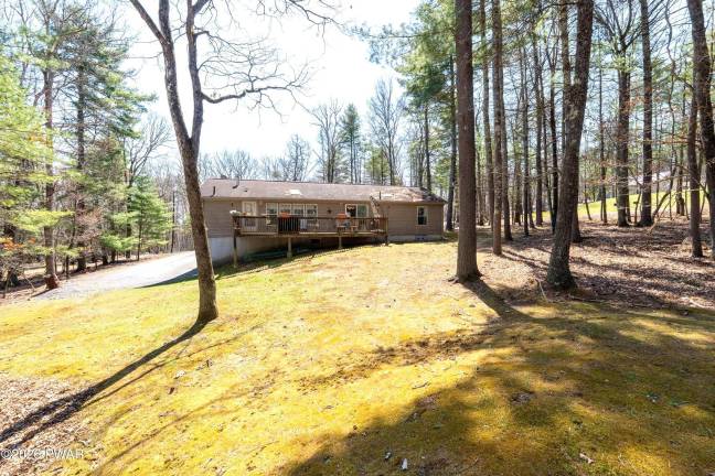 Ranch offers one-level living with extra space and lake access