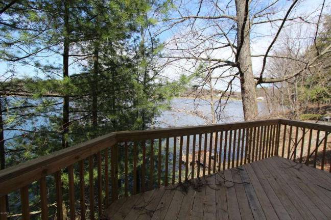 Two-bedroom lakefront home
