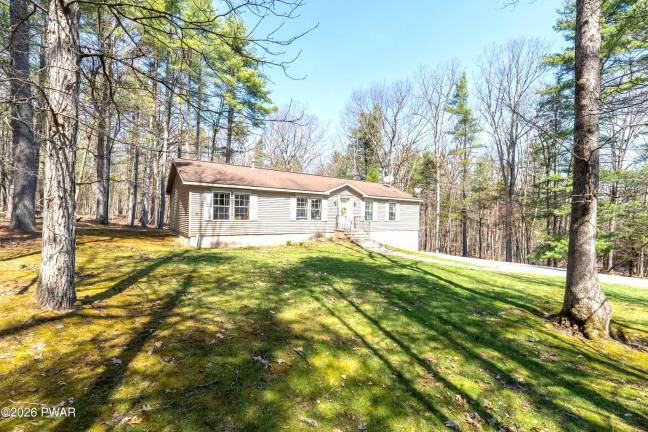 Ranch offers one-level living with extra space and lake access