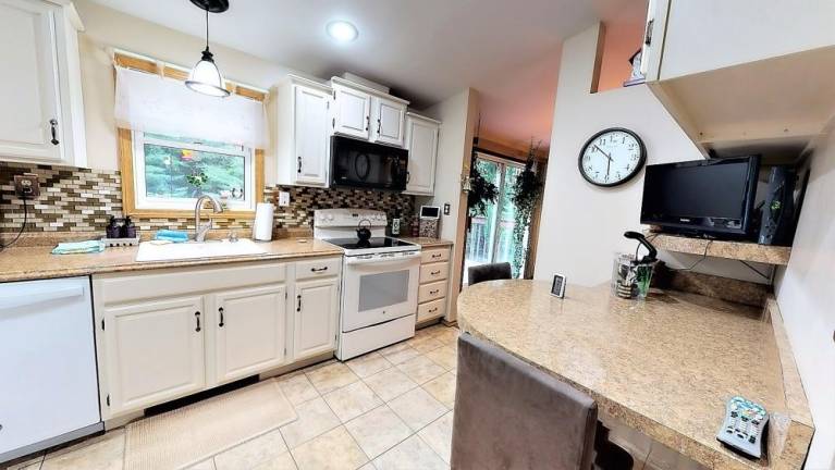Enjoy nature and easy living in this country home