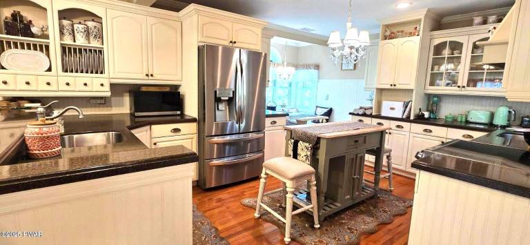 1920 Classic Blends Charm and Modern Living