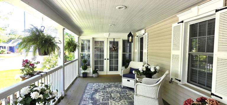 1920 Classic Blends Charm and Modern Living
